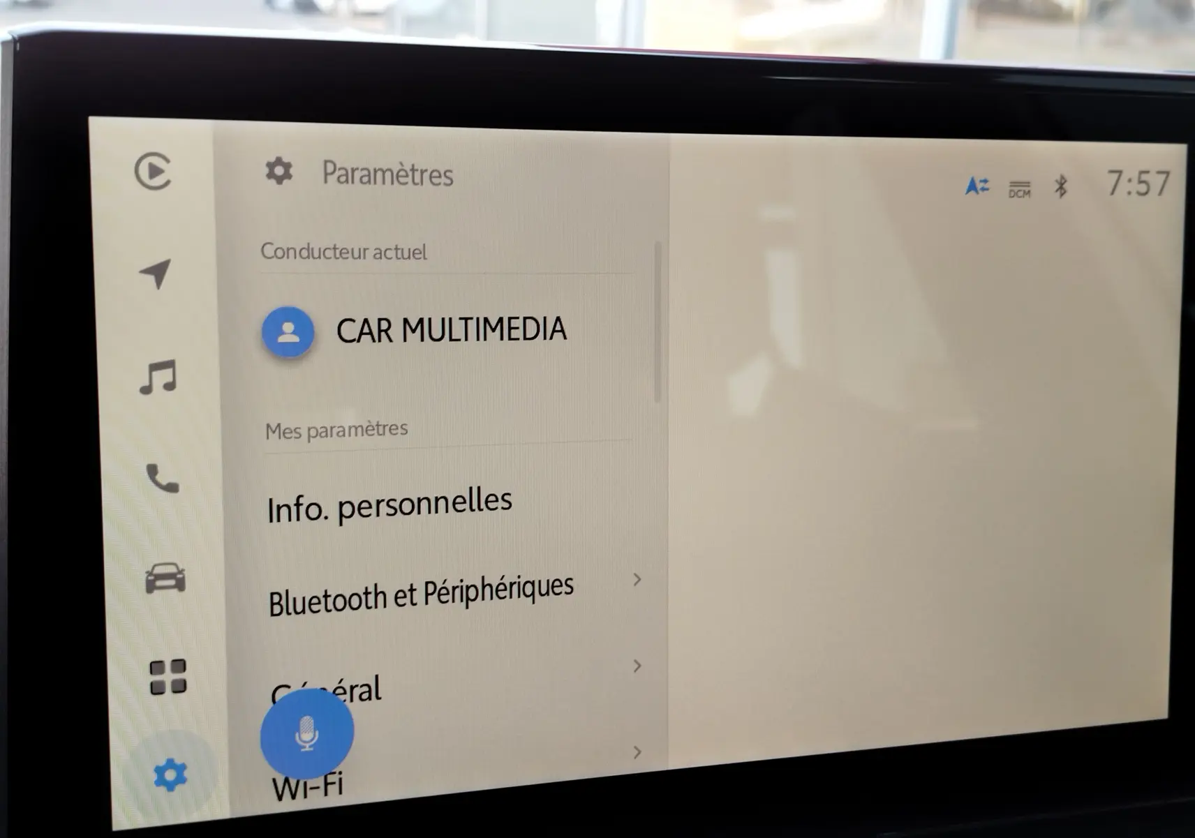 Écran tactile intérieur de la Toyota Corolla Cross 1.8 gris minéral affichant le menu paramètres multimédia.