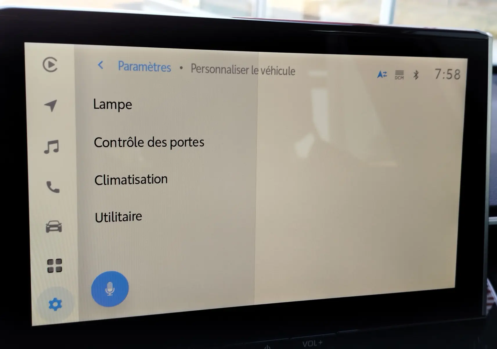 Écran tactile intérieur de la Toyota Corolla Cross 1.8 140ch Dynamic affichant le menu de personnalisation du véhicule.