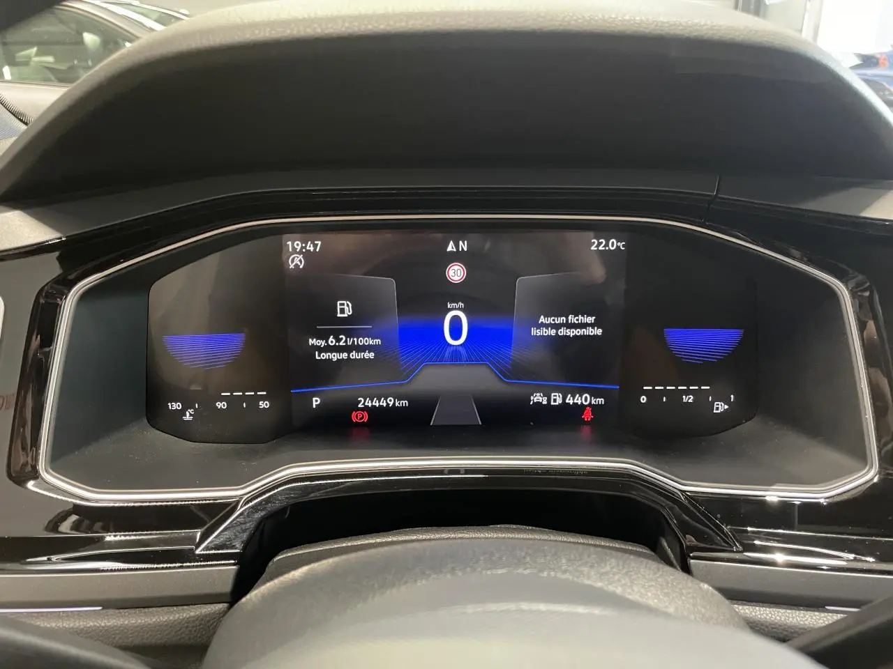 Vue rapprochée du tableau de bord numérique de la Volkswagen Polo 2024, affichage digital clair et moderne.