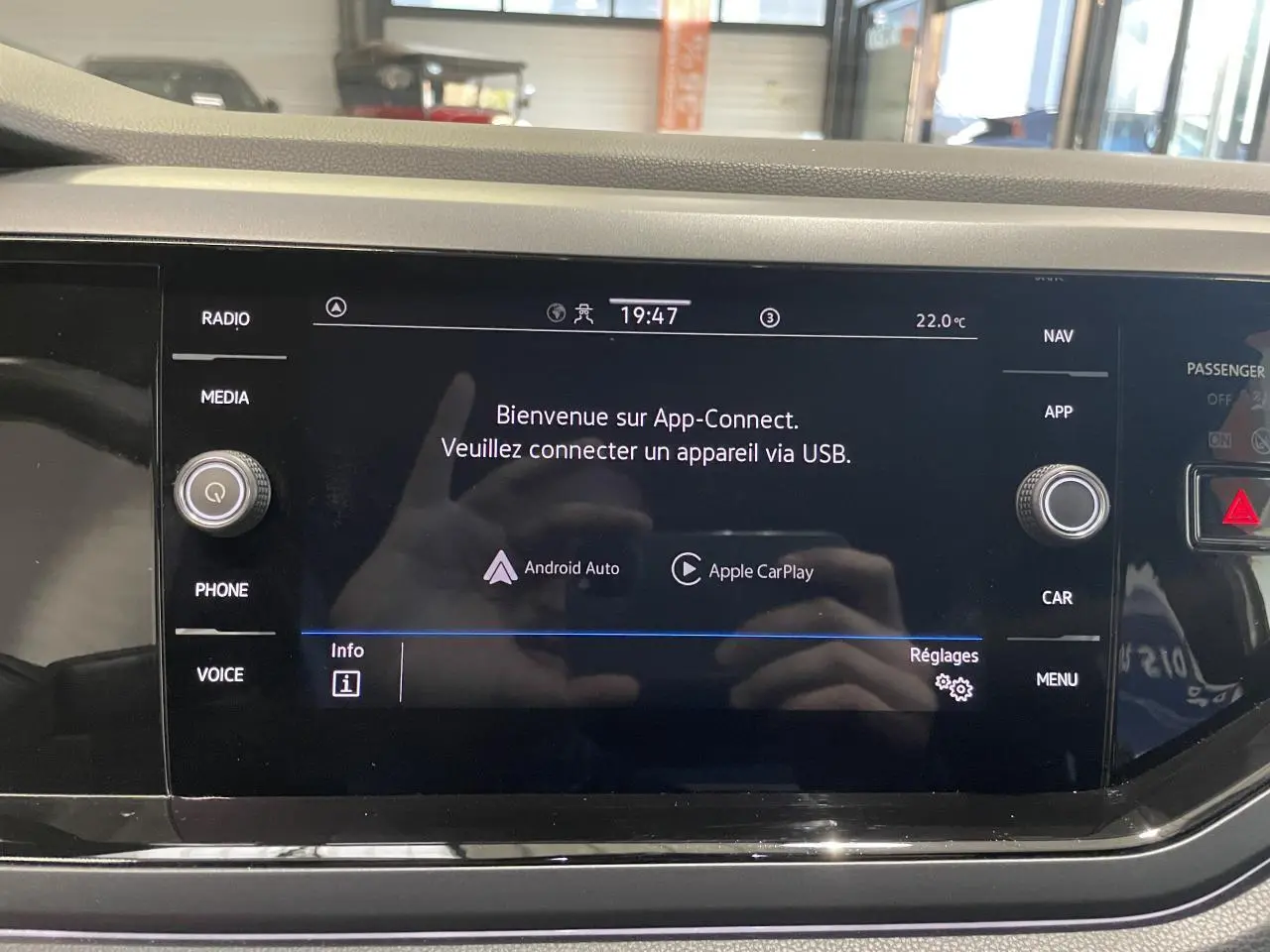 Écran tactile central 8 pouces de la Volkswagen Polo 2024 blanc, affichant l'interface App-Connect avec options Android Auto et Apple CarPlay.