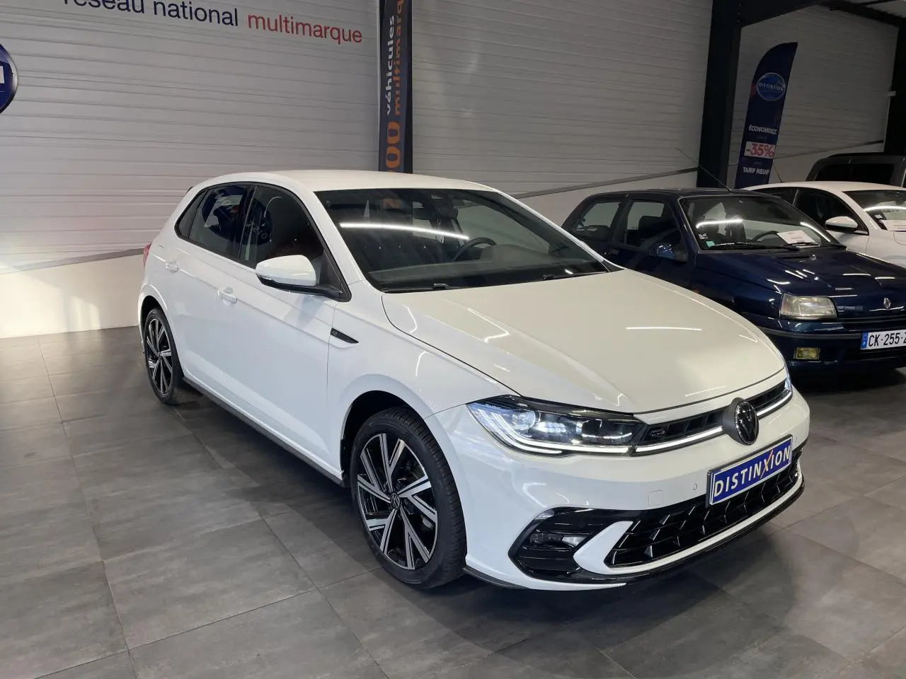 Volkswagen Polo 2024 blanche vue 3/4 avant droit avec calandre et jantes R-Line distinctives.