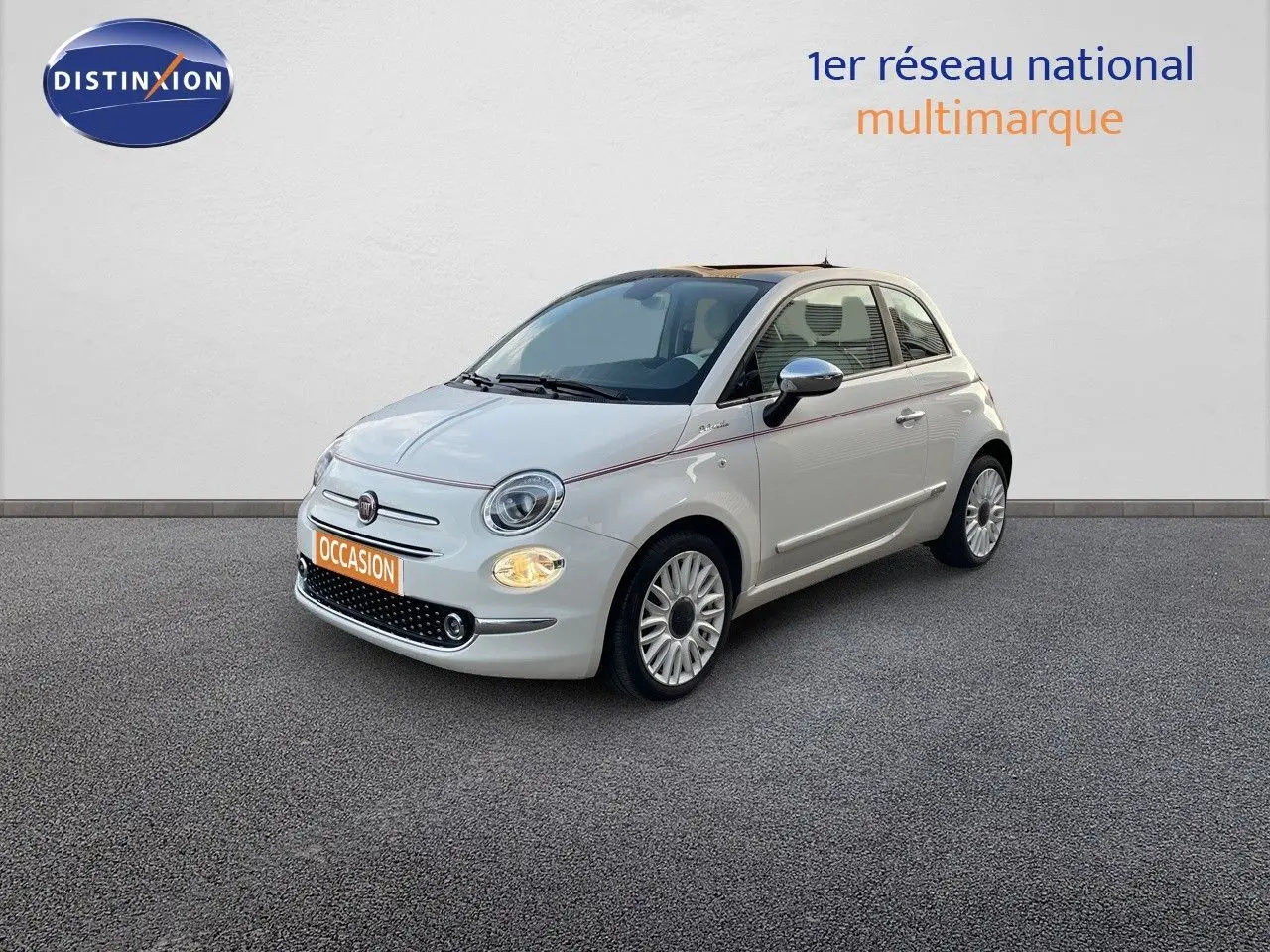 Fiat 500 blanc vue 3/4 avant droit avec jantes alliage et bande décorative rouge sur carrosserie.