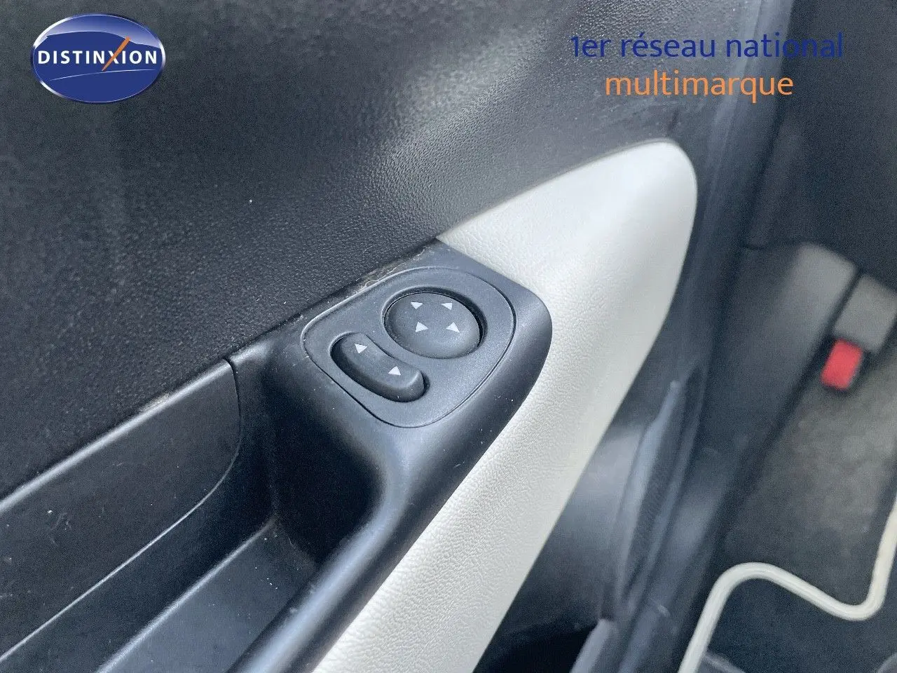 Gros plan sur la commande de réglage des rétroviseurs côté conducteur d'une FIAT 500 blanche 2022.