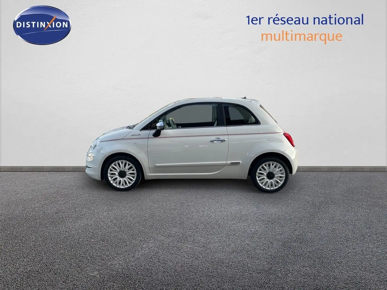 Profil côté gauche d'une FIAT 500 blanche 2022 en version 1.0 Hybrid DolceVita, compacte et élégante.