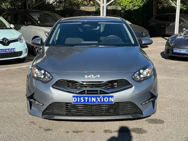 Vue frontale d'une KIA CEE'D 1.5 T-GDI 140CH ACTIVE+ DCT7 2024 en argent lunaire avec calandre noire et phares LED.