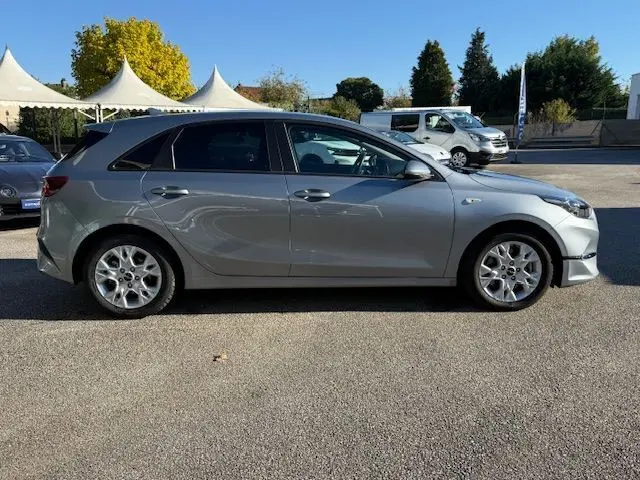 Vue latérale droite d'une KIA CEE'D 2024 argent lunaire, soulignant ses lignes fluides et ses jantes en alliage.