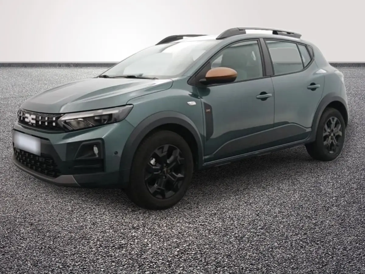 Vue 3/4 avant gauche d'une Dacia Sandero Extreme Eco-G 120 auto 2026 vert avec rétroviseurs marron et jantes noires.