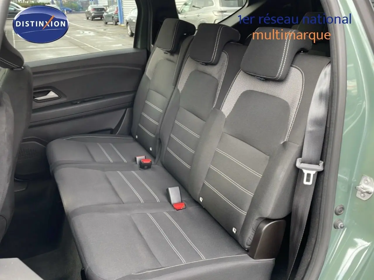 Vue latérale du siège arrière droit du Dacia Jogger 2025 en kaki lichen, montrant les trois appuie-têtes et la ceinture de sécurité.
