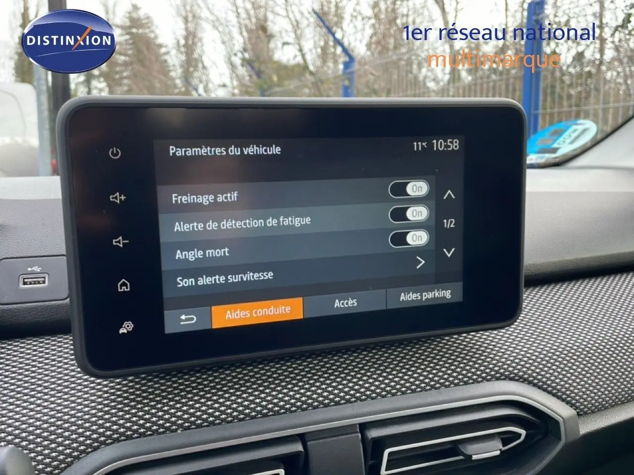 Écran tactile central affichant les paramètres d’aide à la conduite dans l’habitacle d’un Dacia Jogger 2025.