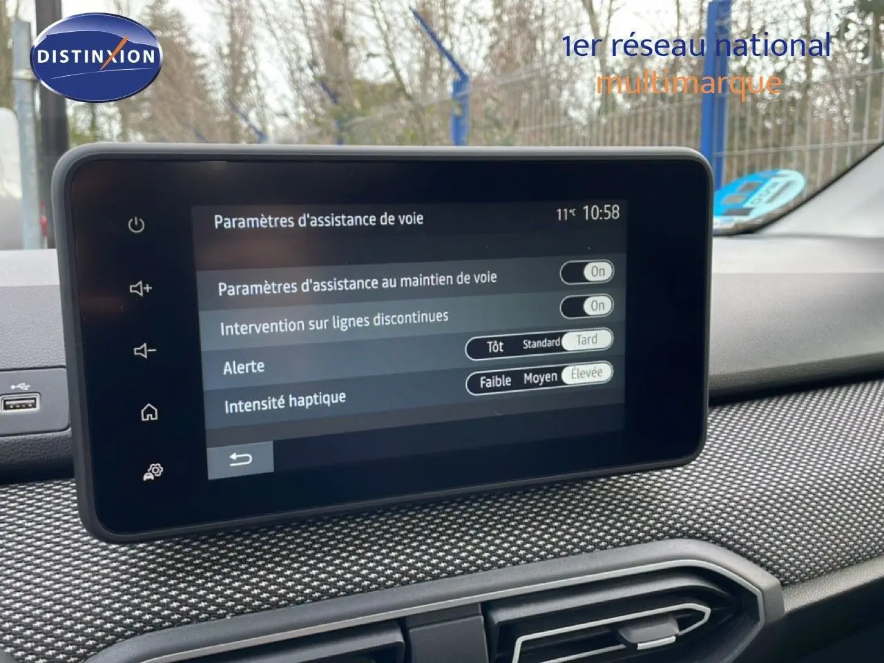 Écran tactile central du tableau de bord du Dacia Jogger 2025 affichant les paramètres d’assistance de voie.