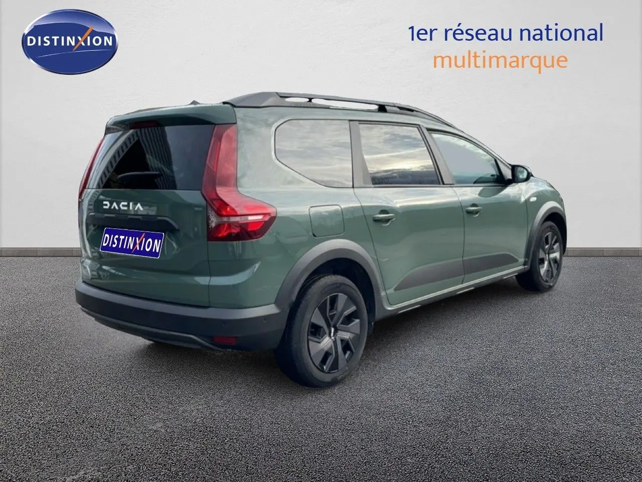 Dacia Jogger 2025 kaki lichen en 3/4 arrière droit, avec barres de toit et vitres teintées.