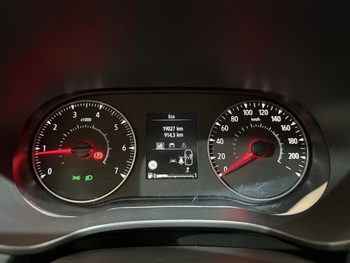 Tableau de bord de Dacia Sandero 2024 affichant compte-tours, vitesse et écran multifonctions en vue frontale.