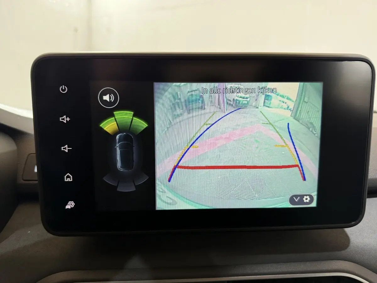 Écran tactile central montrant la caméra de recul avec guidage dynamique sur Dacia Sandero Extreme+ vert, vue intérieure.