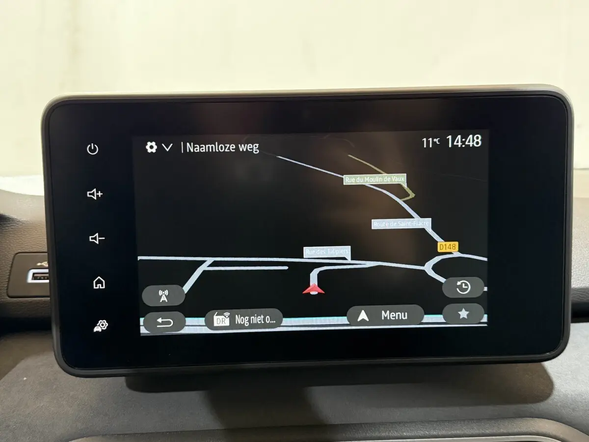Écran tactile central de navigation 8 pouces du tableau de bord de la Dacia Sandero Extreme+ TCe 110, 2024.