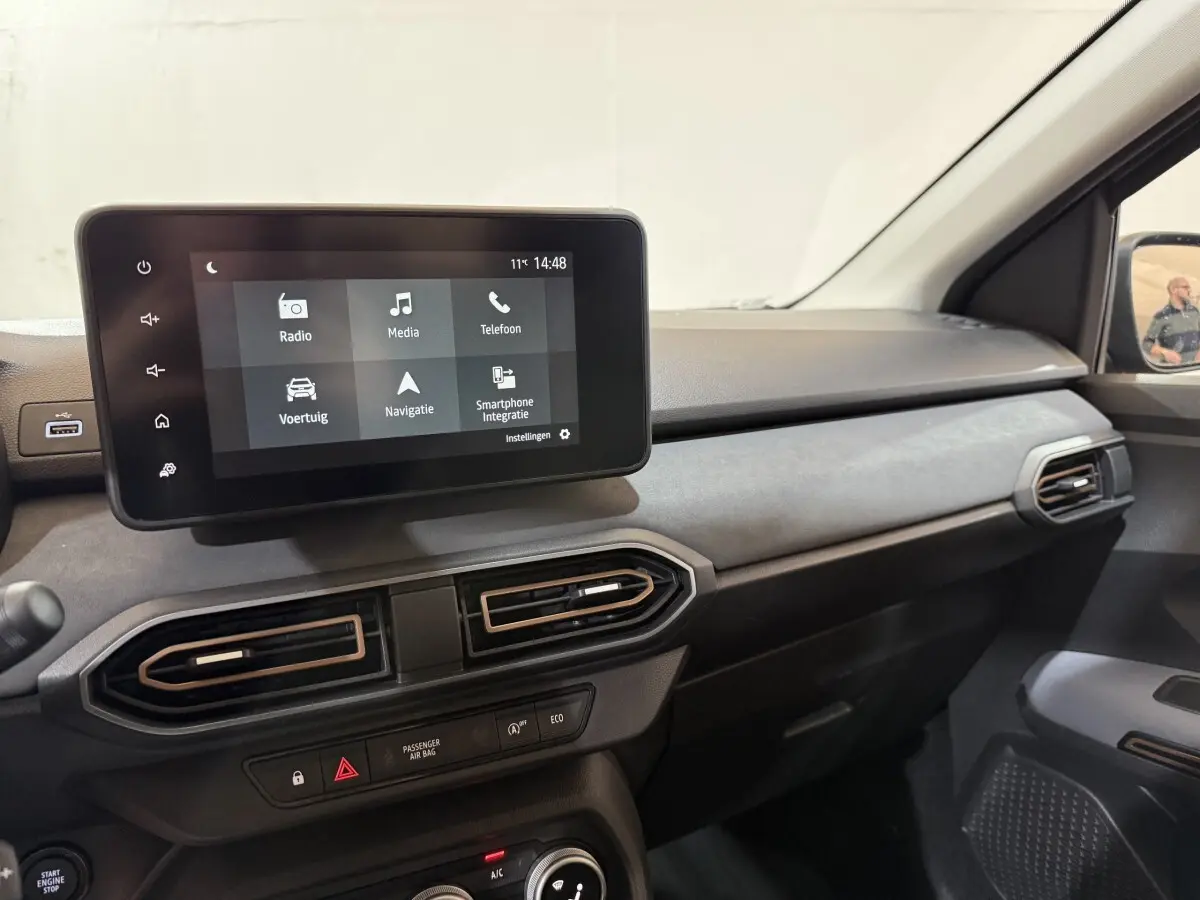 Tableau de bord central et écran tactile 8 pouces du Dacia Sandero Extreme+ TCe 110, vue intérieure côté passager.