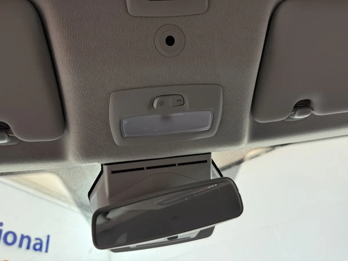 Vue intérieure en gros plan du plafonnier gris clair et du rétroviseur intérieur de la Dacia Sandero 2024.