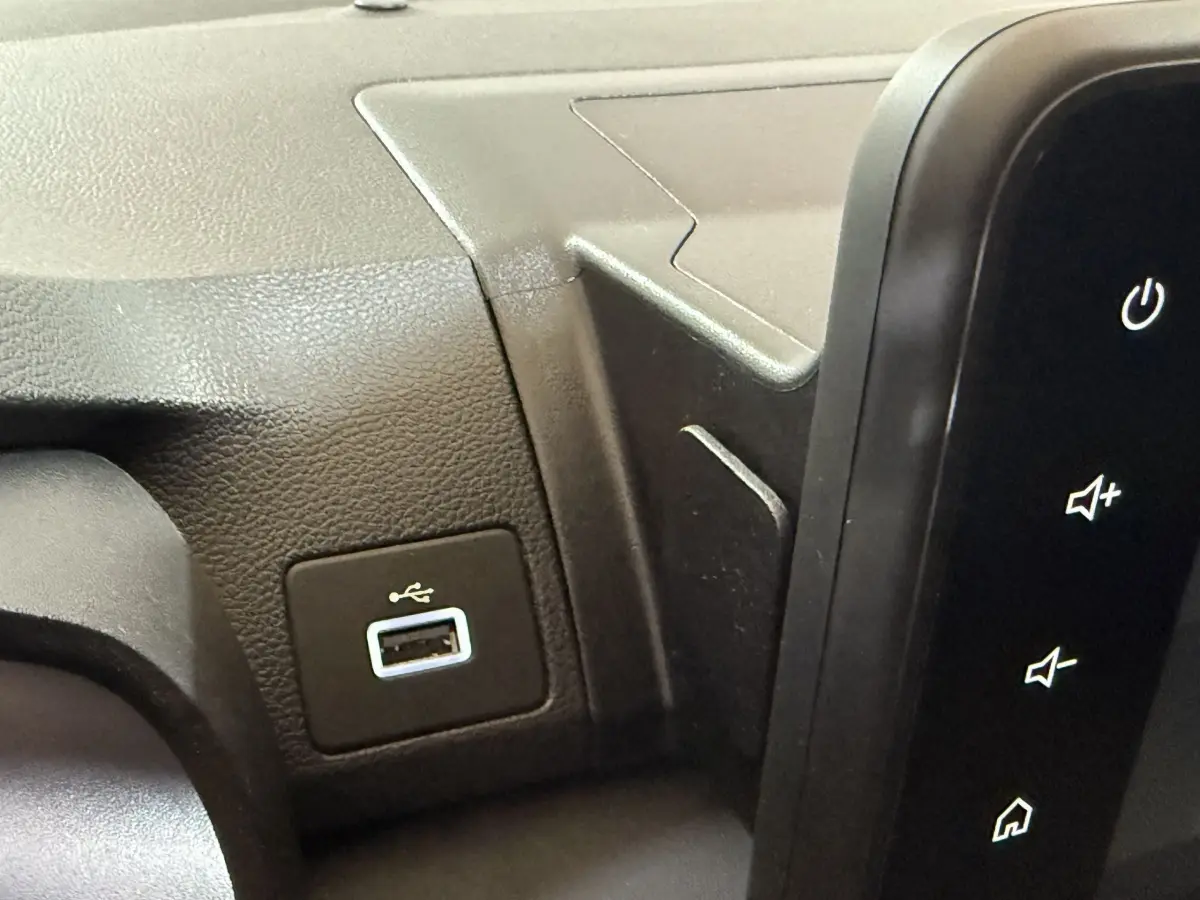 Détail du port USB sur le tableau de bord noir de la Dacia Sandero Extreme+ TCe 110 2024.