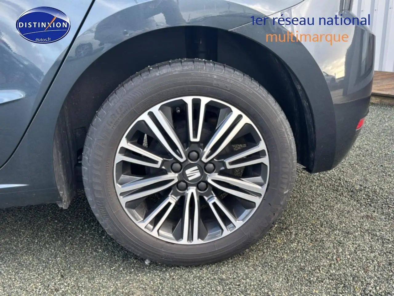 Gros plan sur la roue arrière droite de la SEAT Ibiza gris magnétique avec jante alliage design 16 pouces.