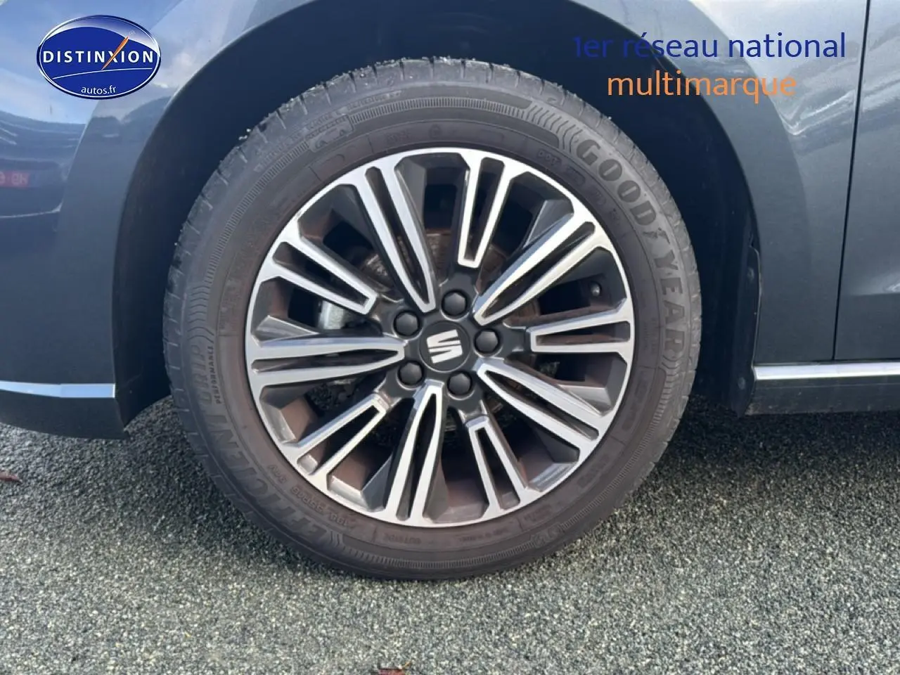 Gros plan sur la jante alliage 16 pouces et pneu Goodyear du côté avant droit d'une SEAT Ibiza gris magnétique.