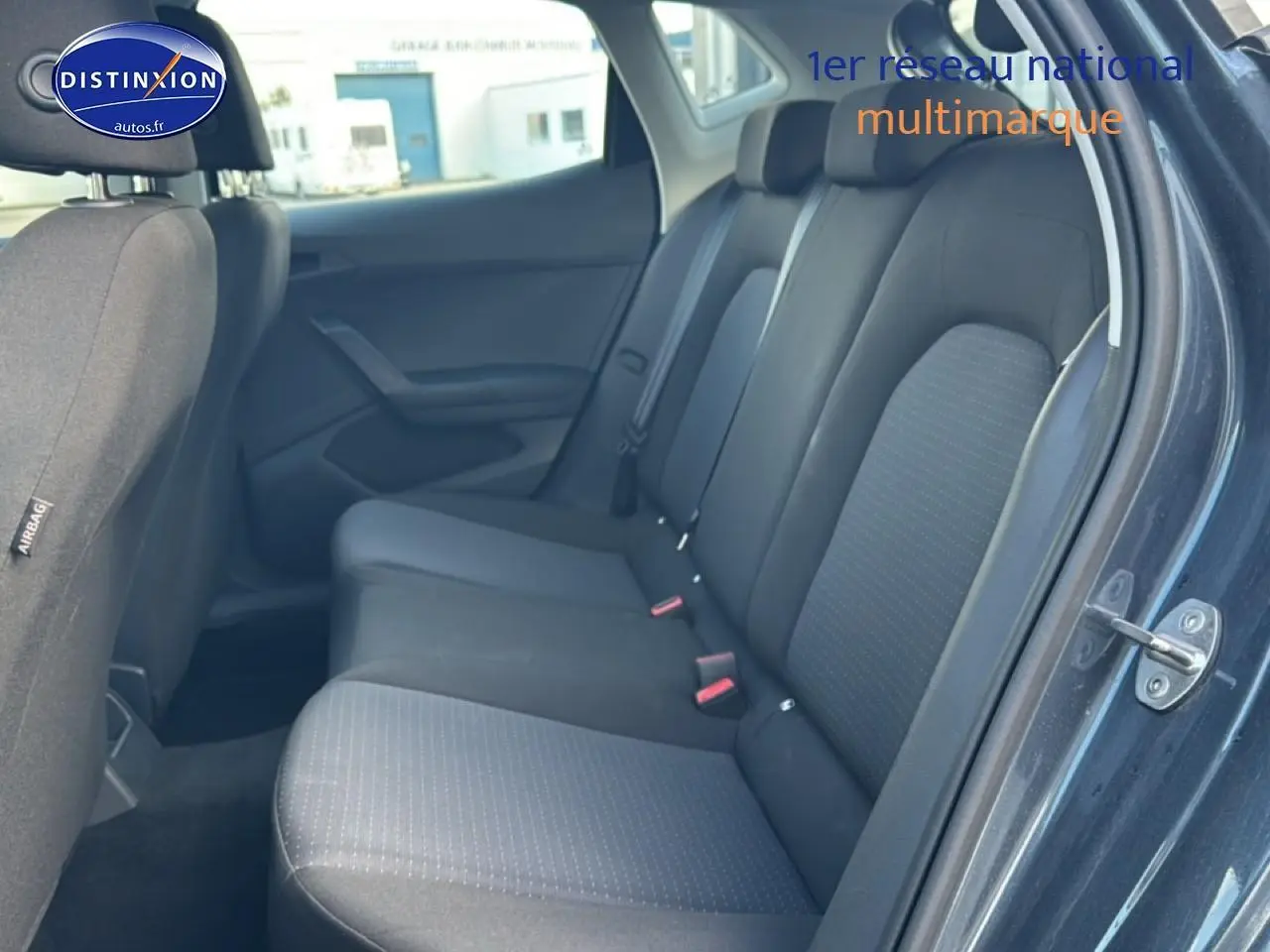 Vue intérieure côté arrière droit montrant la banquette en tissu gris de la SEAT Ibiza 1.0 TSI 95 Copa 2025.