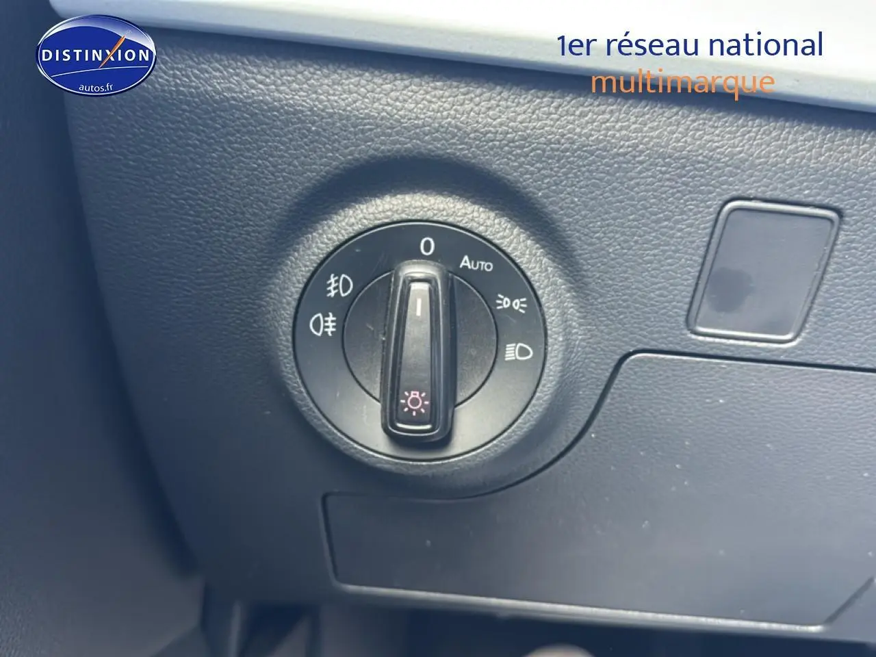 Gros plan sur le sélecteur d'éclairage intérieur noir du tableau de bord d'une SEAT Ibiza gris magnétique.