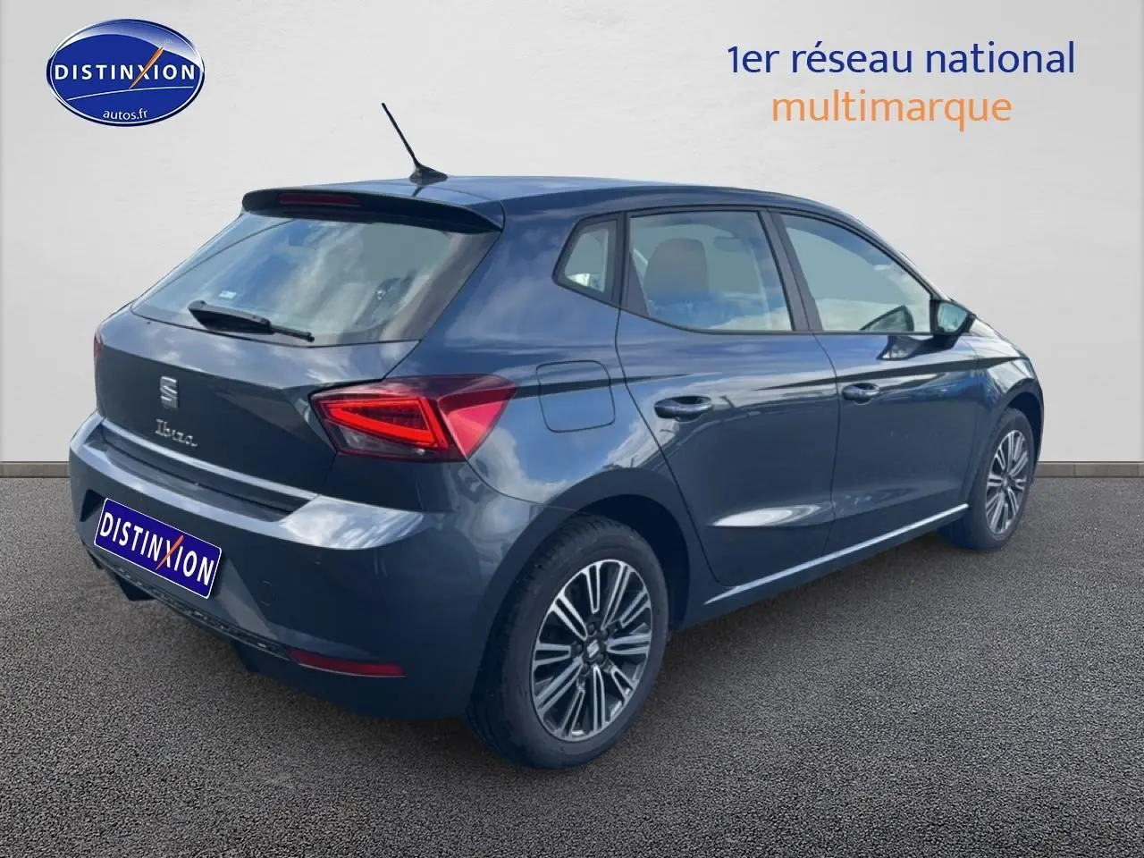 Vue 3/4 arrière droite d'une SEAT Ibiza 1.0 TSI 95 Copa gris magnétique avec feux arrière LED et jantes design.