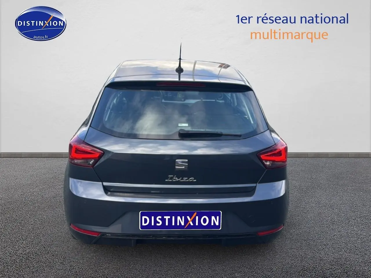 Vue arrière d'une SEAT Ibiza 1.0 TSI 95 Copa gris magnétique avec feux LED triangulaires et logo Ibiza manuscrit.