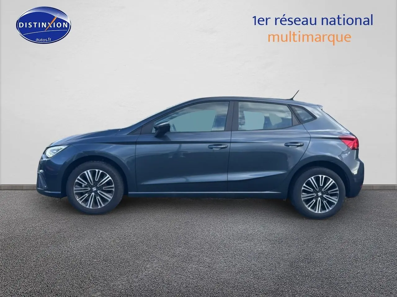 Vue latérale droite d'une SEAT Ibiza 1.0 TSI 95 Copa gris magnétique sur fond clair, avec jantes alliage design.