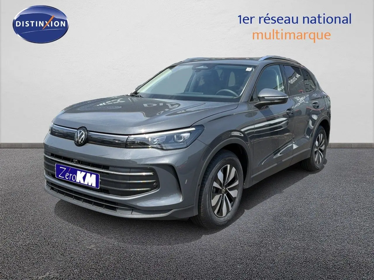 Volkswagen Tiguan 1.5 TSI gris dauphin métal en 3/4 avant droit, avec jantes alliage et calandre noire brillante.