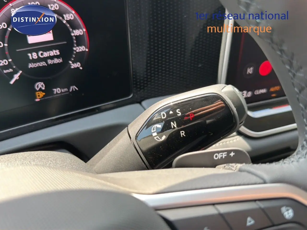 Gros plan sur la commande de boîte automatique et le tableau de bord numérique du Volkswagen Tiguan gris dauphin métal.