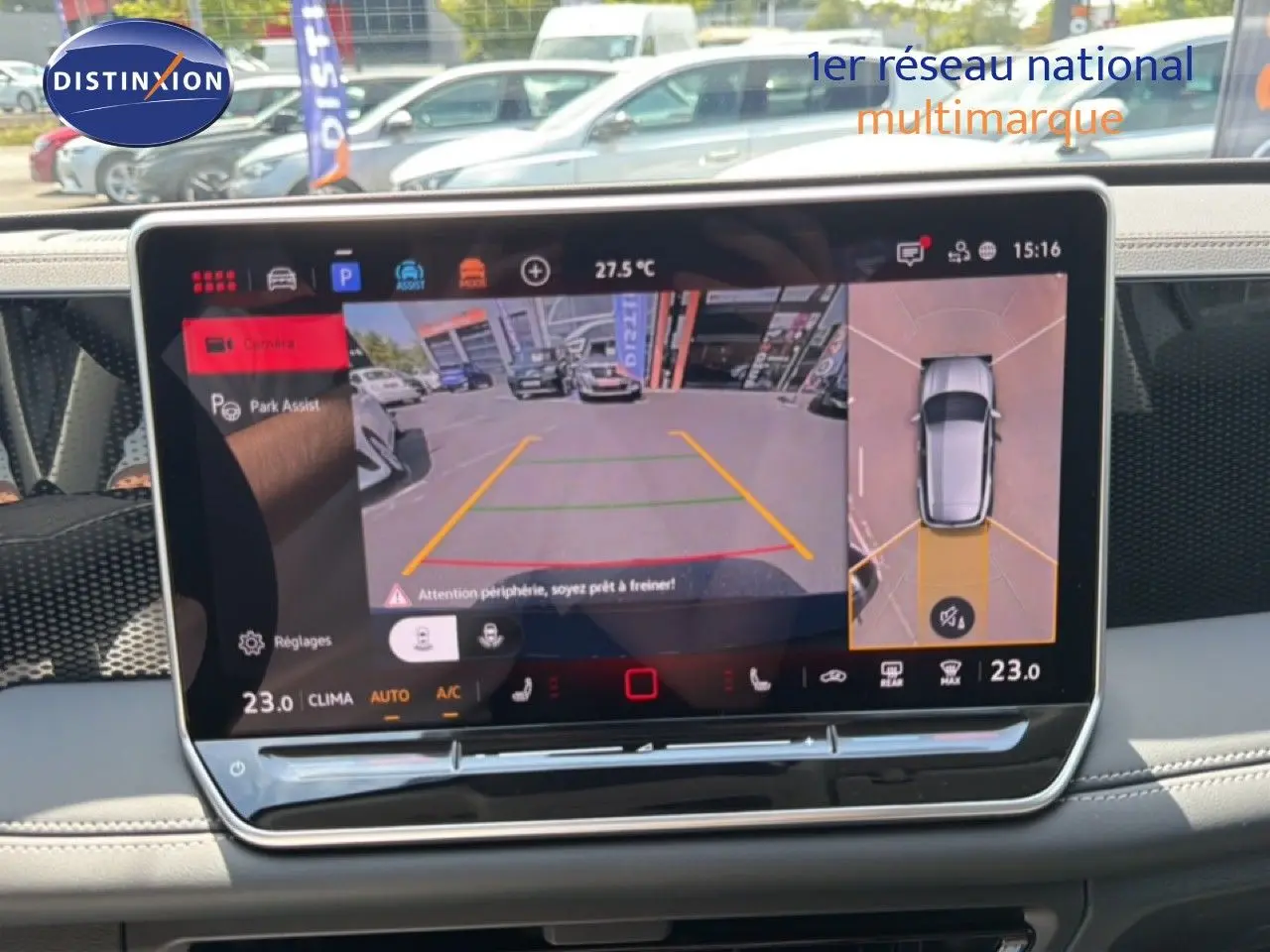 Vue rapprochée de l'écran tactile intérieur affichant la caméra de recul du Volkswagen Tiguan gris dauphin métal 2026.