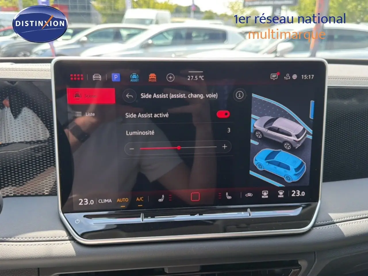 Écran tactile central du Volkswagen Tiguan 2026 affichant l'activation de l'assistance Side Assist, intérieur gris.