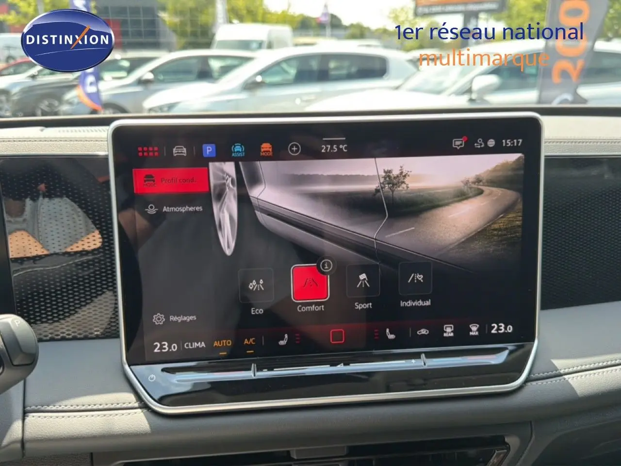 Écran tactile central du Volkswagen Tiguan 2026 montrant les modes de conduite avec interface moderne et ambiance lumineuse intérieure.