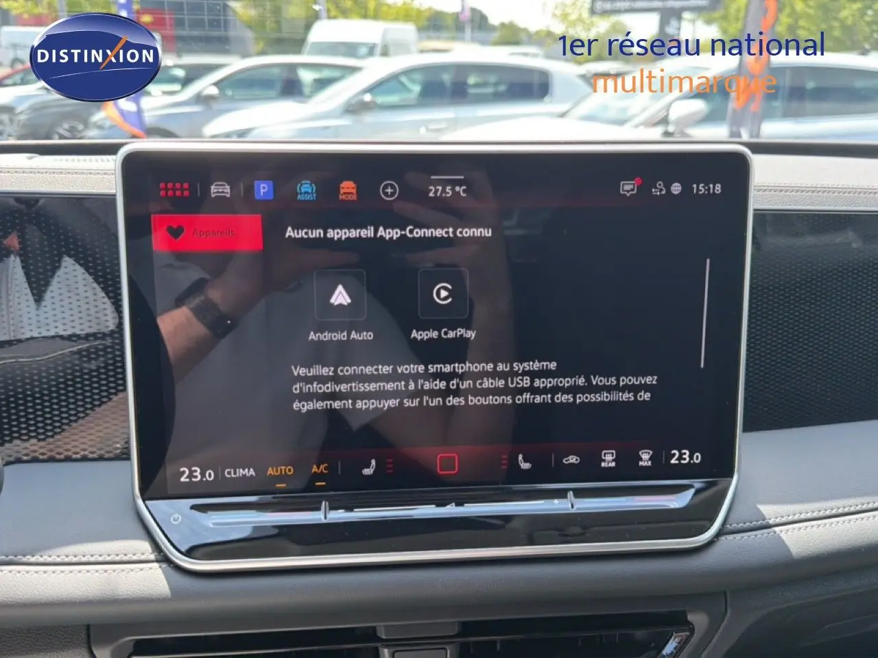 Vue rapprochée de l’écran tactile central du Volkswagen Tiguan 2026 gris dauphin, affichant les options Android Auto et Apple CarPlay.