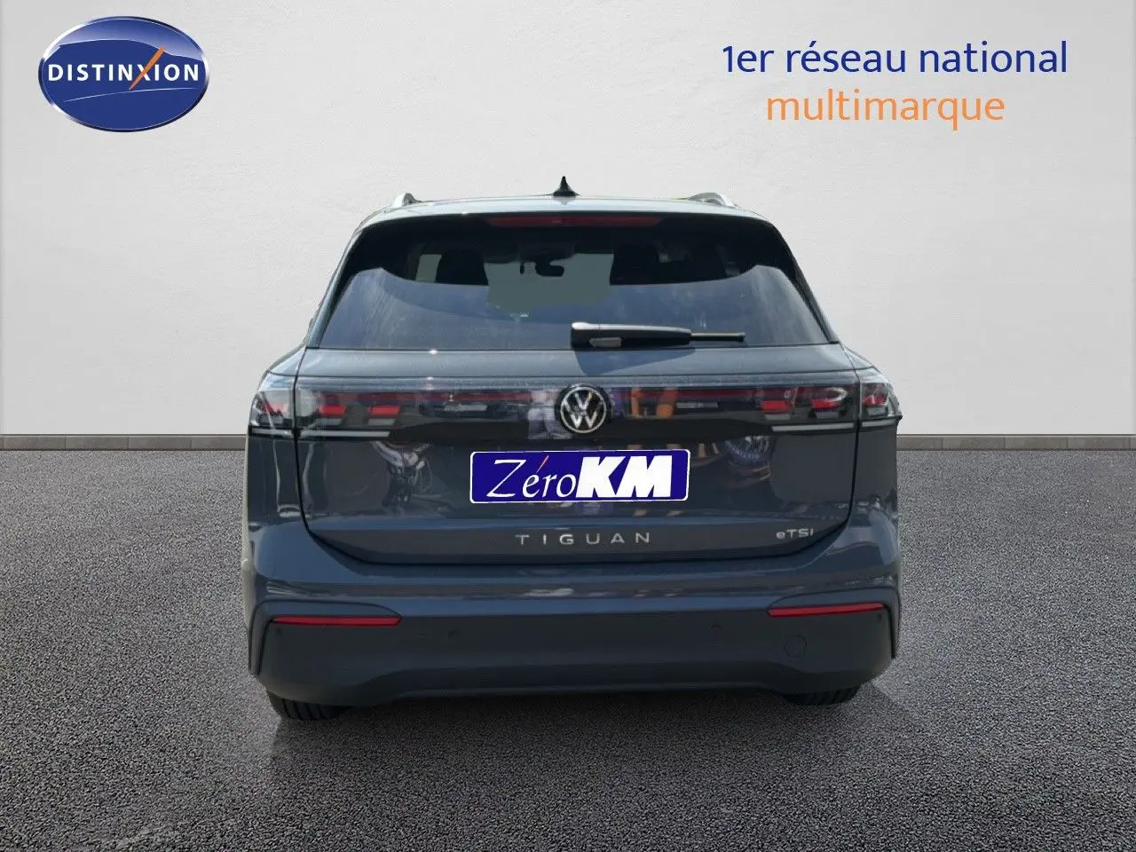Vue arrière du Volkswagen Tiguan gris dauphin métal 2026 avec logo et feux arrière LED allongés.