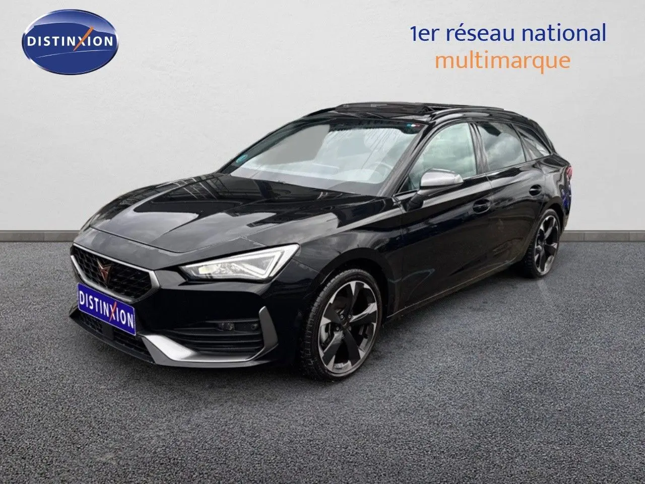Vue 3/4 avant droite d'une CUPRA LEON ST noire Midnight Metal avec jantes biton et calandre distinctive.