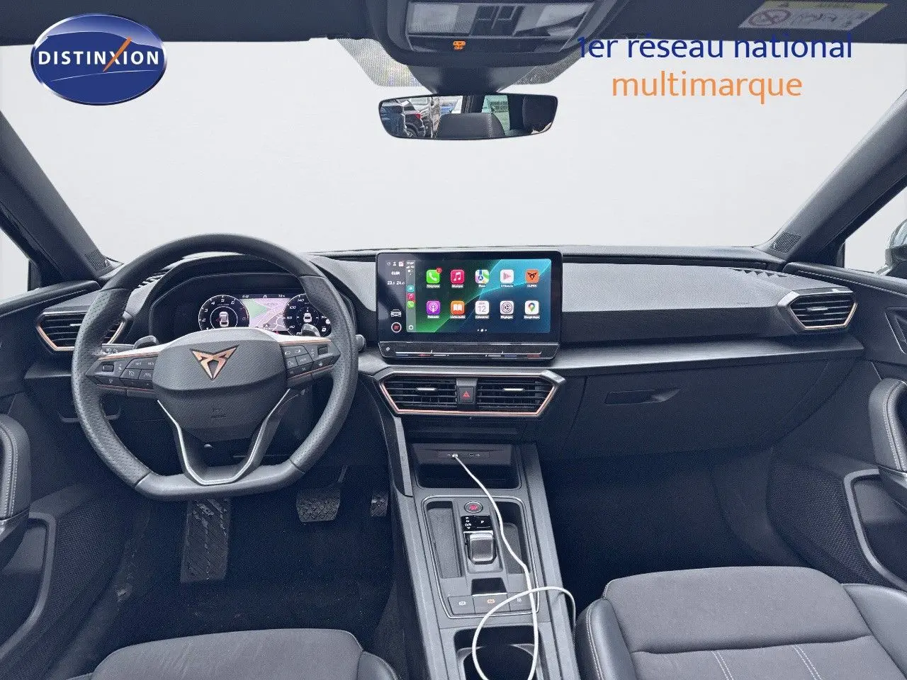 Intérieur noir du CUPRA LEON ST 2024, vue frontale sur le tableau de bord et le volant multifonction avec écran tactile central.