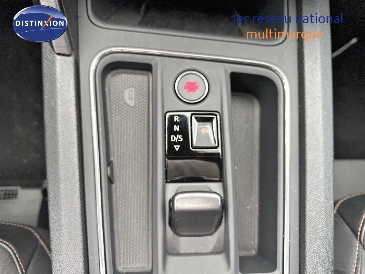 Vue plongeante sur la console centrale noire du CUPRA LEON ST 2024, mettant en valeur la commande de boîte automatique.