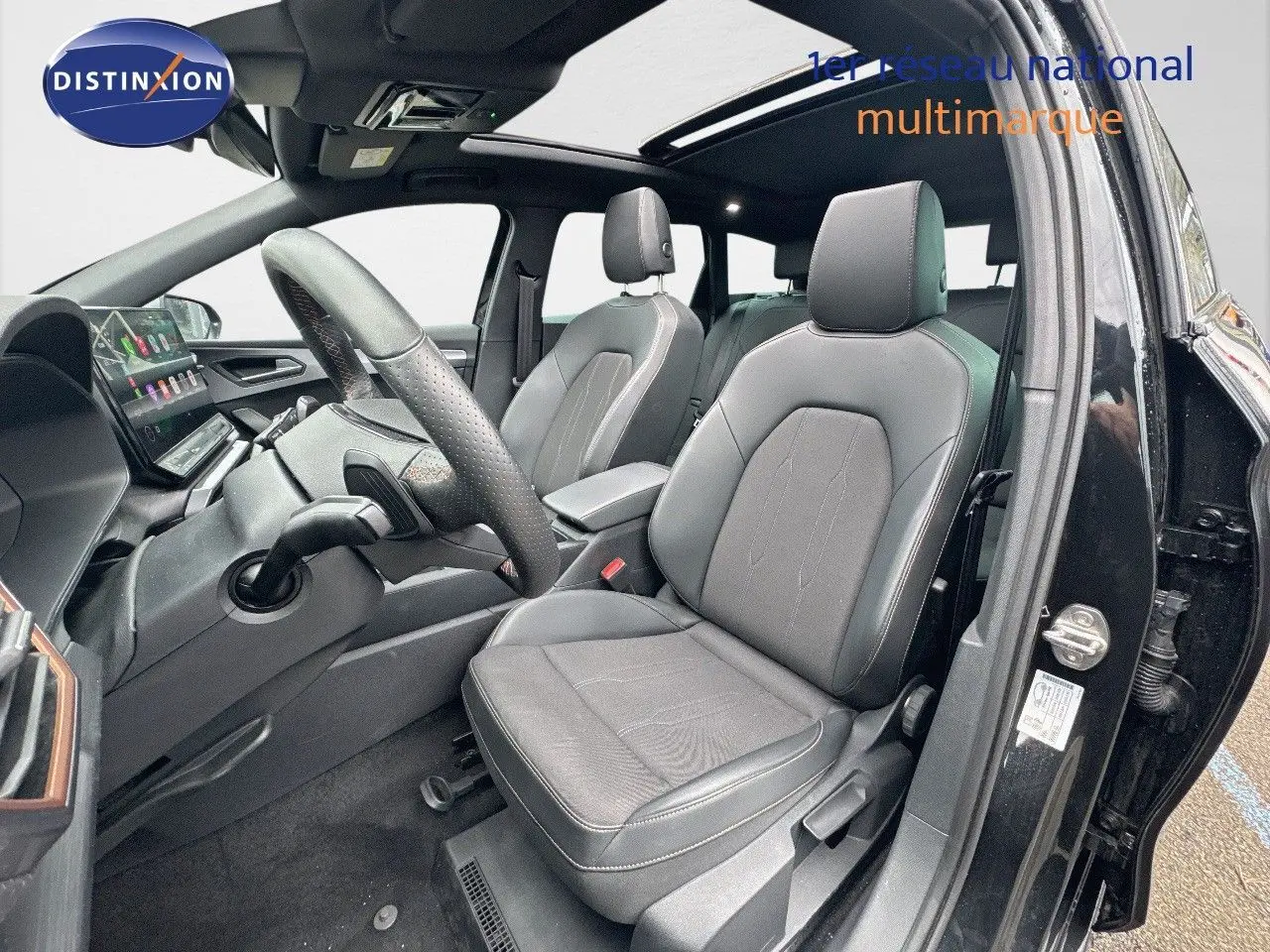 Intérieur avant droit de la CUPRA LEON ST 2024 noir Midnight Metal avec sièges cuir noir et toit ouvrant panoramique.