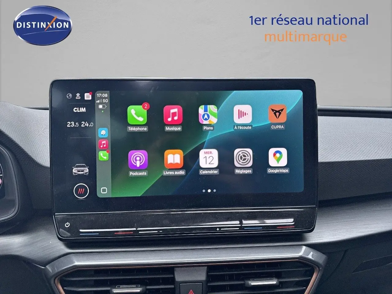 Écran tactile central affichant les applications connectées dans l'habitacle d'une CUPRA LEON ST noire 2024.
