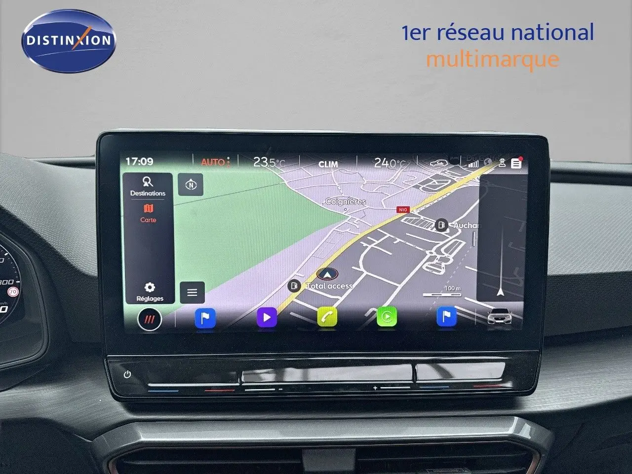 Écran tactile central avec navigation GPS affichée dans l'habitacle d'une CUPRA LEON ST noire 2024.
