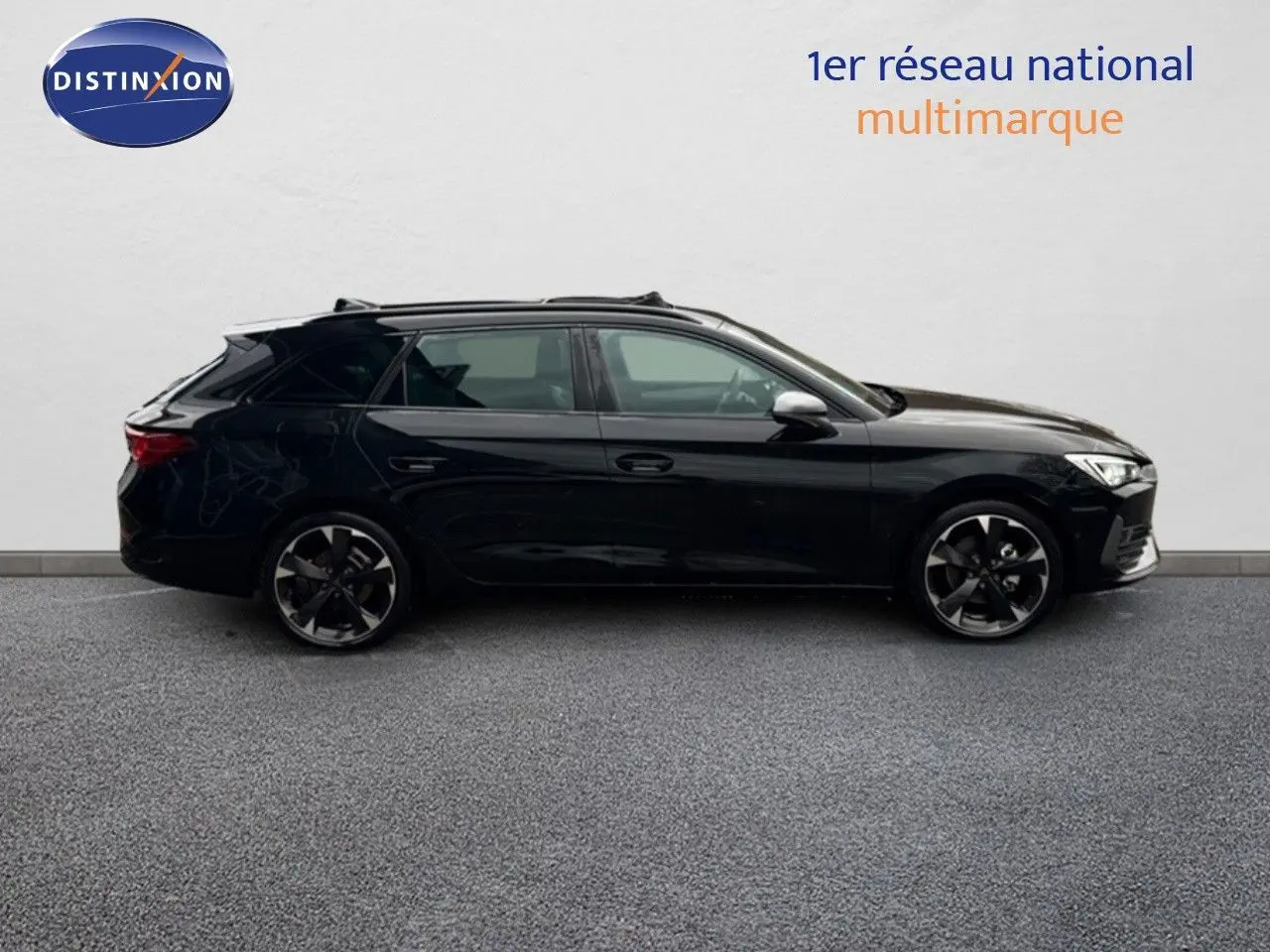 Profil côté gauche d'une CUPRA LEON ST noire Midnight Metal 2024 avec jantes biton et lignes dynamiques élégantes.