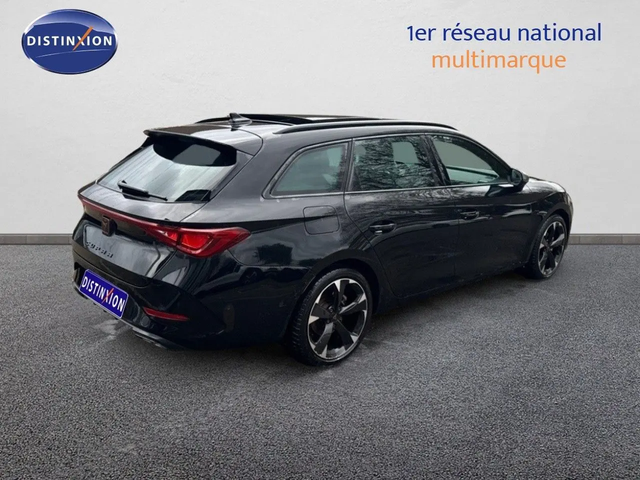 Vue 3/4 arrière droite d'une CUPRA LEON ST noire Midnight Metal avec jantes bi-ton et toit ouvrant panoramique.