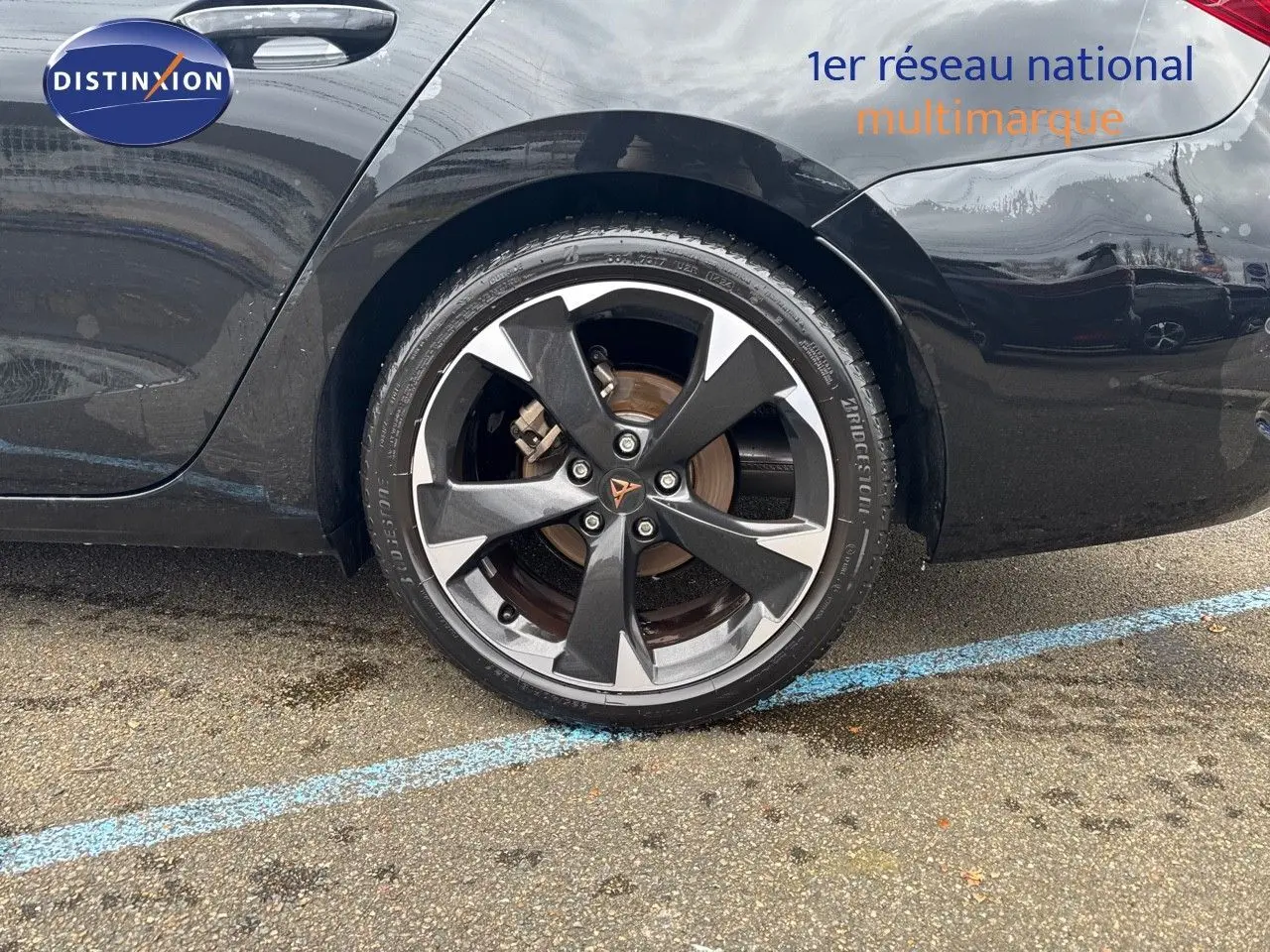Gros plan sur la roue arrière droite noire Midnight Metal de la CUPRA LEON ST 1.5 ETSI 150CH DSG 2024.