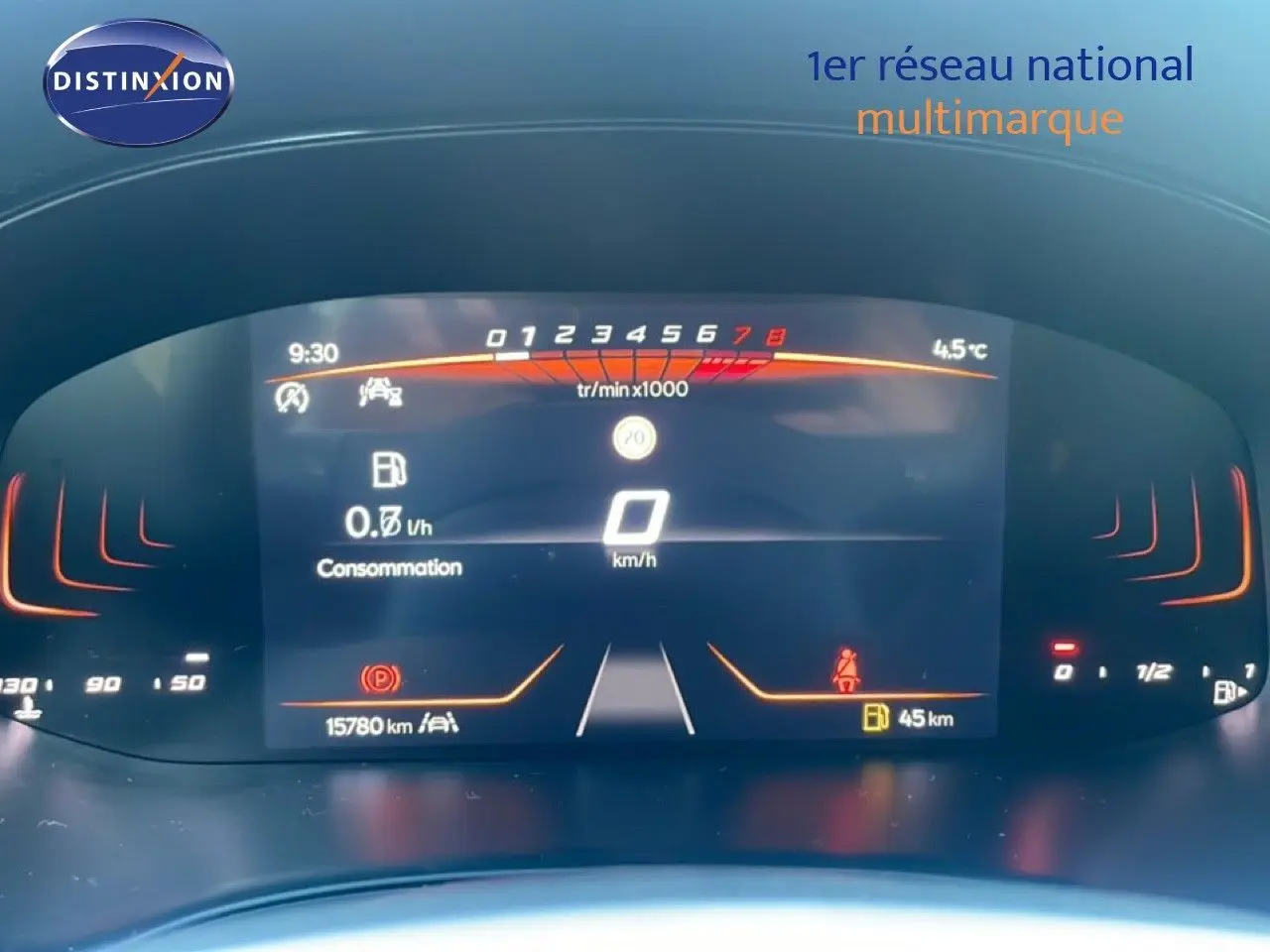 Tableau de bord numérique du SEAT Arona 2025 affichant la consommation, vitesse à 0 km/h et température extérieure 4,5°C.