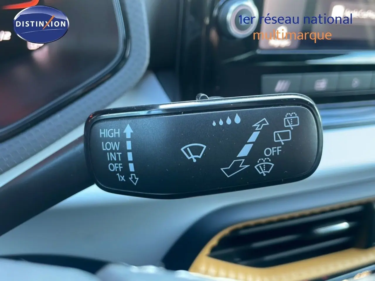 Gros plan sur la commande d’essuie-glace dans l’habitacle du SEAT Arona blanc toit gris, version 2025.