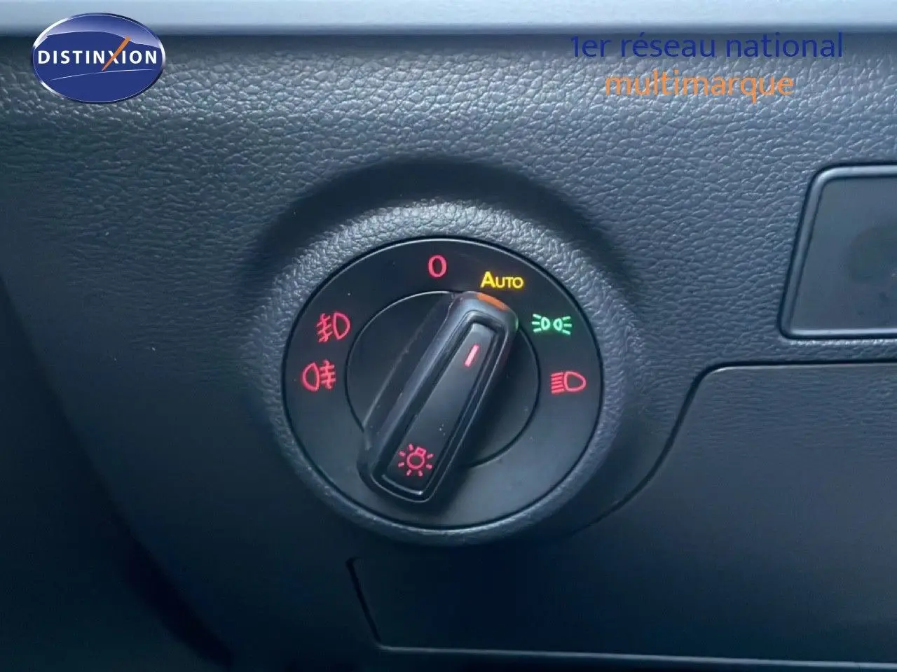 Gros plan sur le sélecteur de phares du tableau de bord intérieur d'une SEAT ARONA blanche toit gris, version 2025.