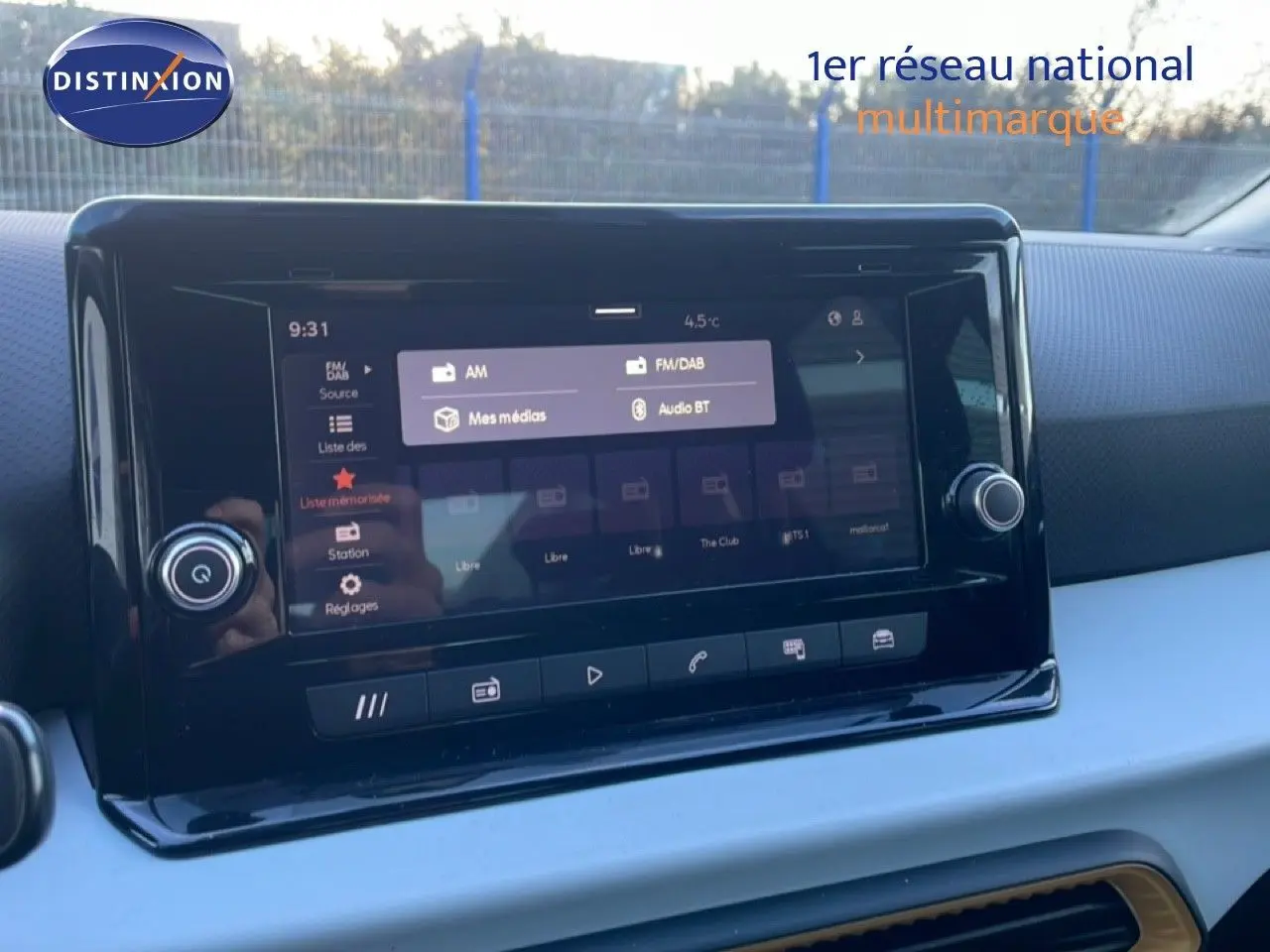 Écran tactile central du tableau de bord du SEAT Arona 2025, affichant les options radio et médias.