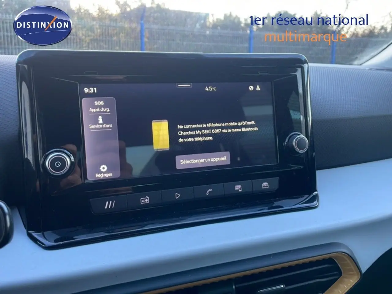 Écran tactile central de la SEAT Arona 2025, vue intérieure du tableau de bord avec interface Bluetooth affichée.