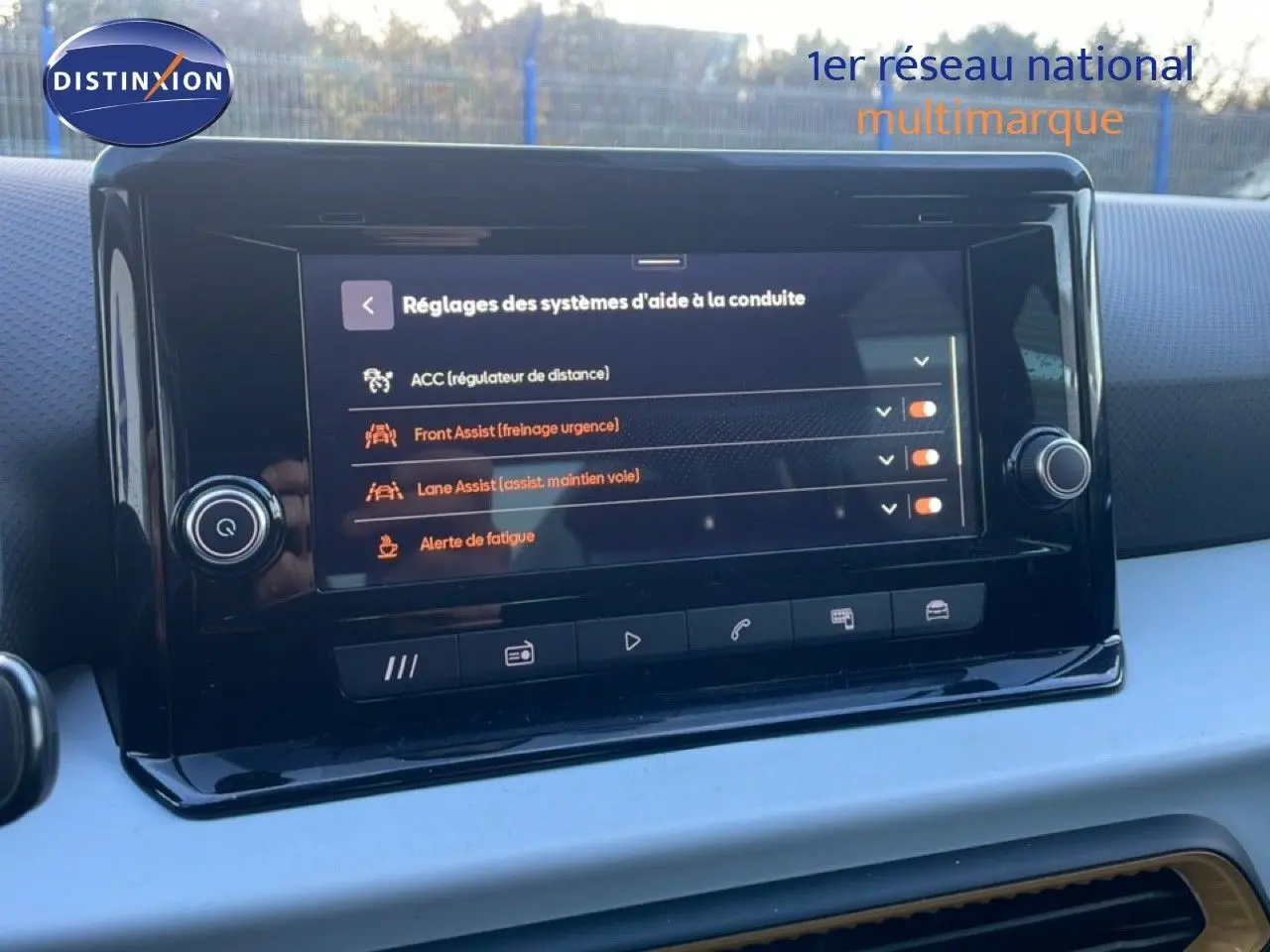 Écran tactile central affichant les réglages d’aide à la conduite dans l’habitacle d’une SEAT Arona blanche toit gris.